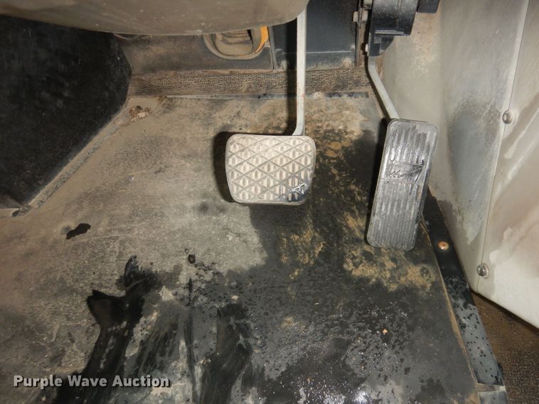 image for item DT9881 2004 Freightliner FS65  school bus