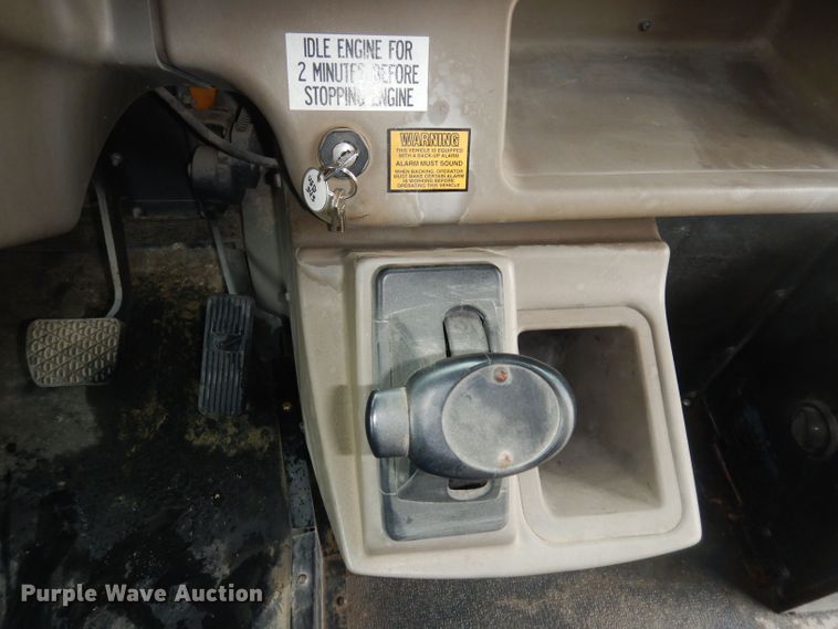 image for item DT9881 2004 Freightliner FS65  school bus