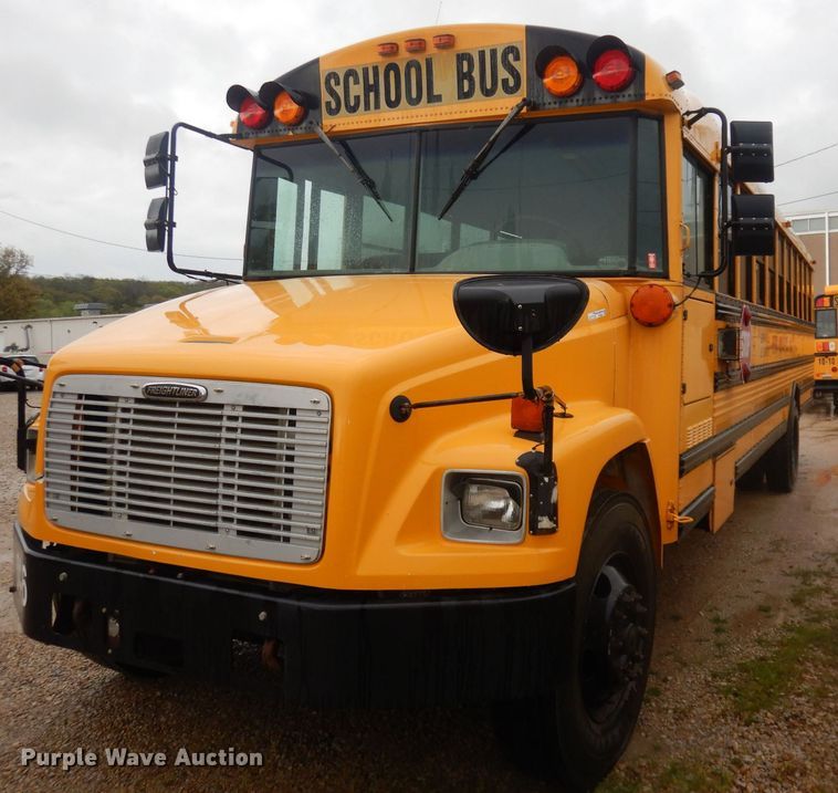 image for item DT9882 2004 Freightliner FS65  school bus