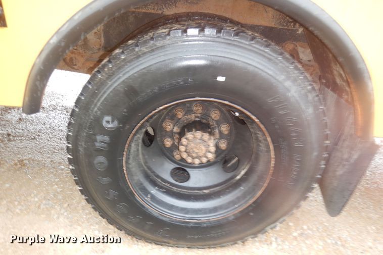 image for item DT9882 2004 Freightliner FS65  school bus