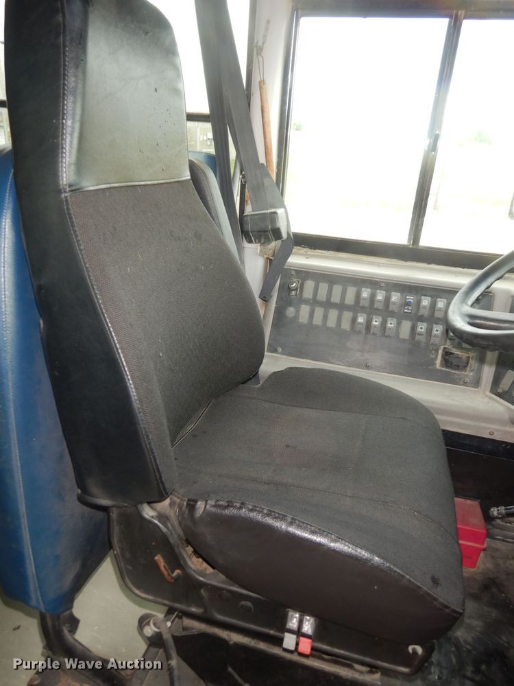 image for item DT9882 2004 Freightliner FS65  school bus