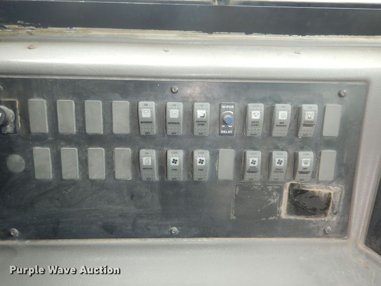 image for item DT9882 2004 Freightliner FS65  school bus