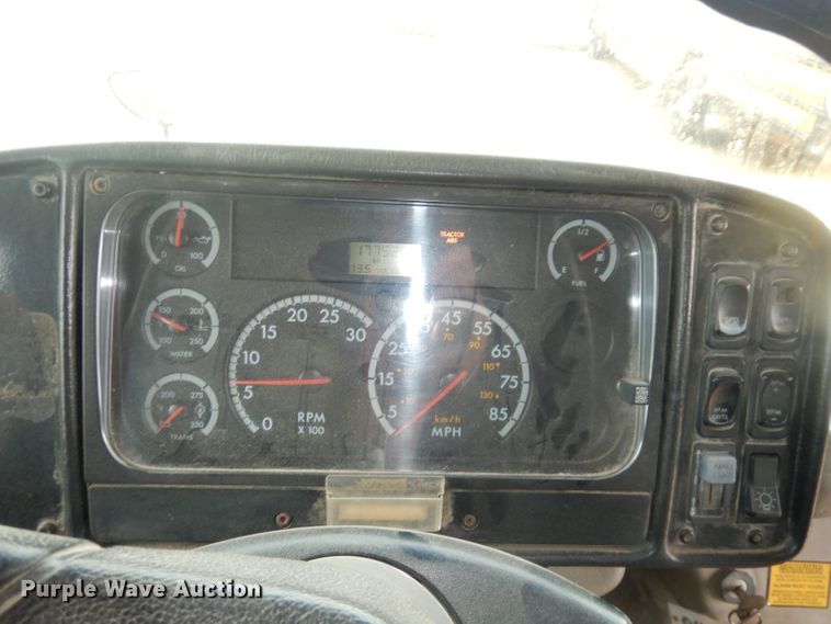 image for item DT9882 2004 Freightliner FS65  school bus