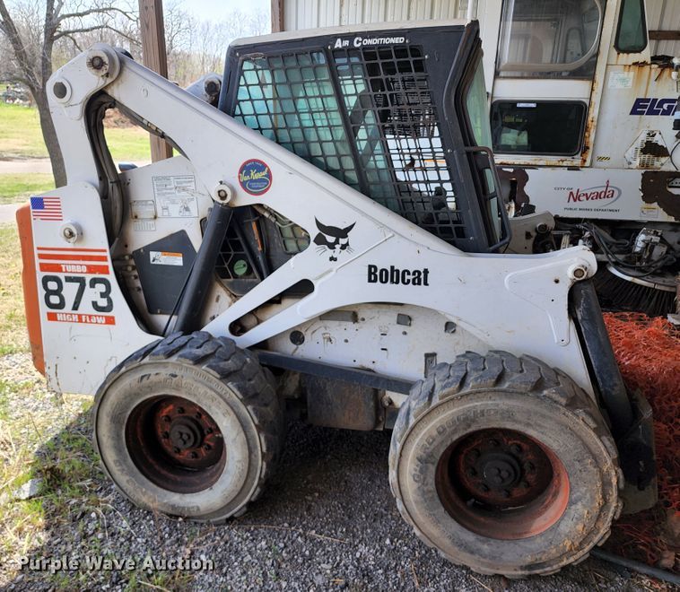 image for item IF9491 2002 Bobcat 873  skid steer loader
