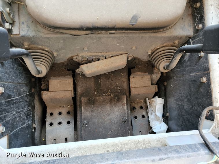 image for item IF9491 2002 Bobcat 873  skid steer loader