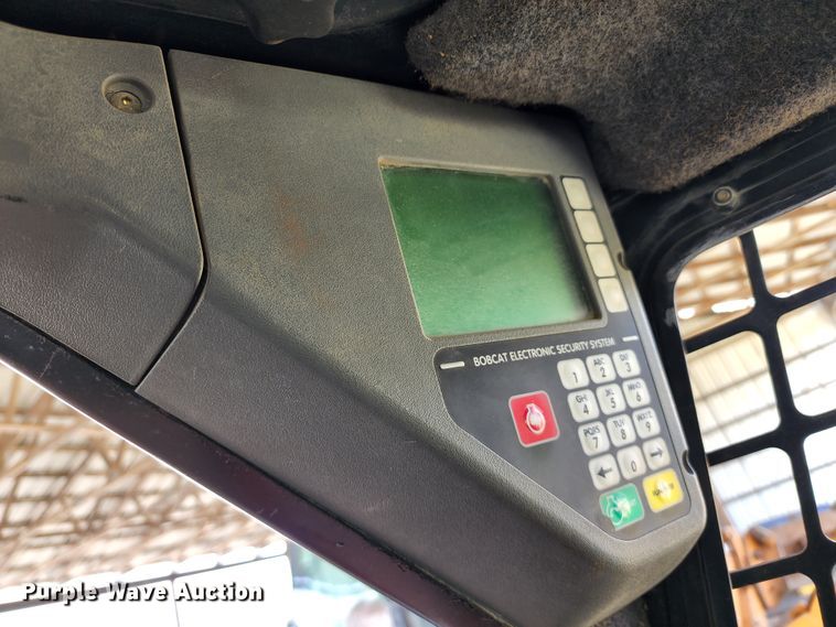 image for item IF9491 2002 Bobcat 873  skid steer loader