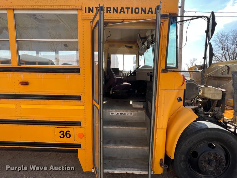 image for item IG9433 2001 International 3000  school bus