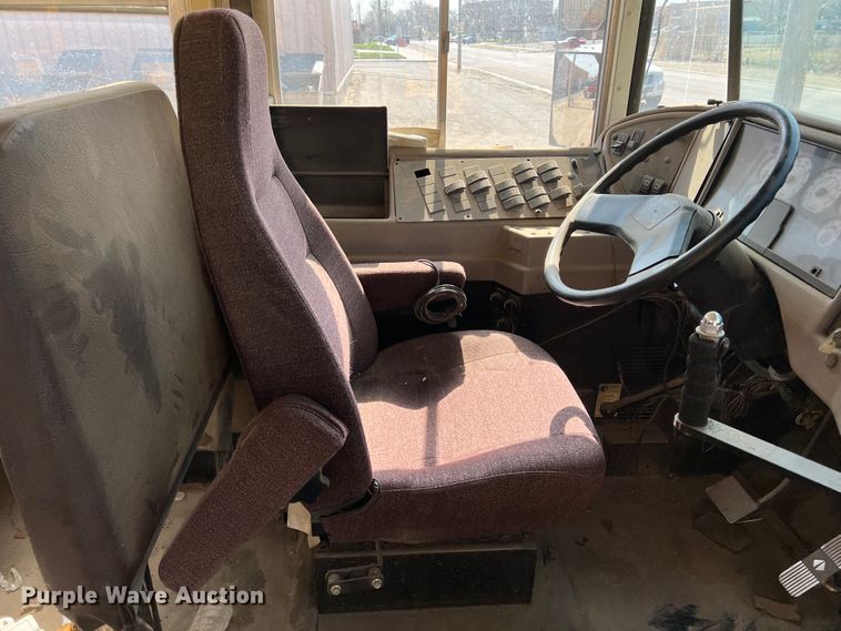 image for item IG9433 2001 International 3000  school bus