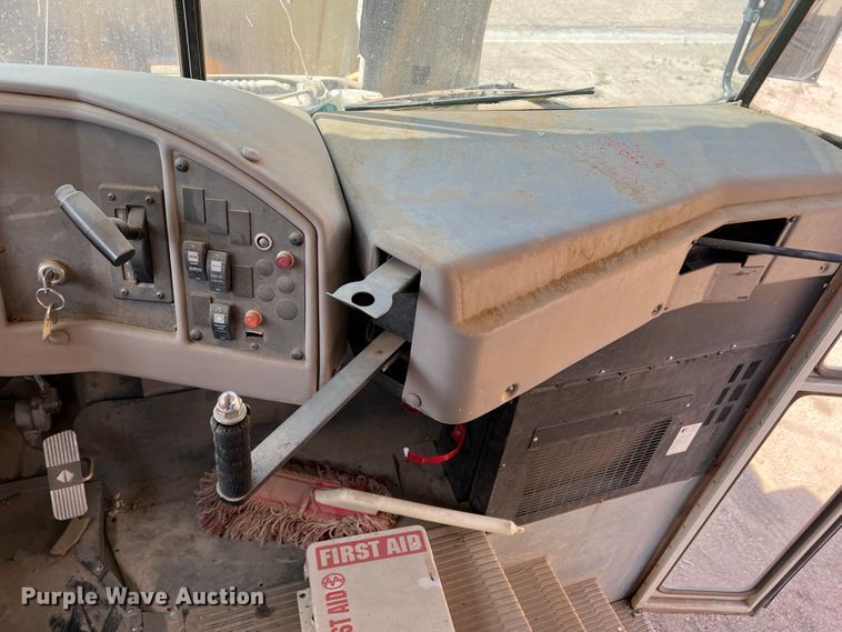 image for item IG9433 2001 International 3000  school bus