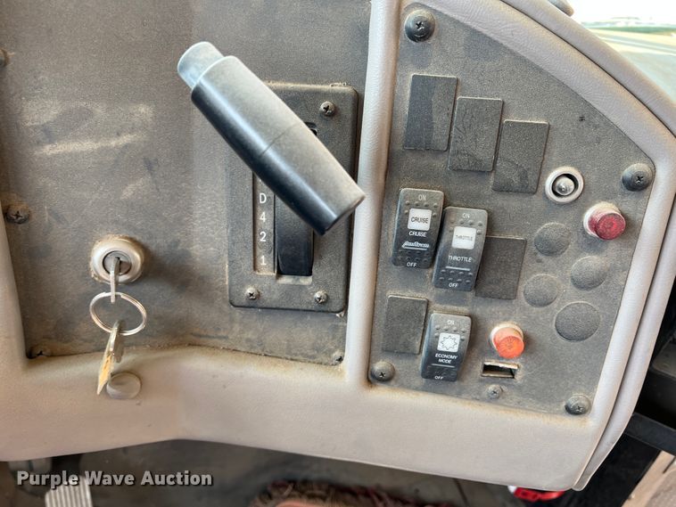 image for item IG9433 2001 International 3000  school bus