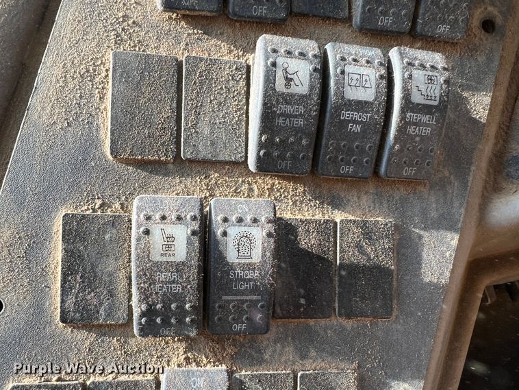 image for item IG9433 2001 International 3000  school bus