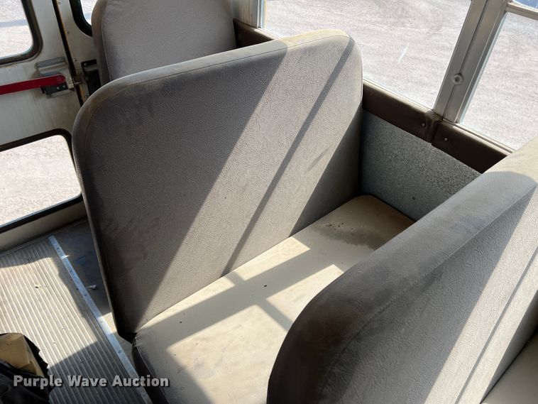 image for item IG9433 2001 International 3000  school bus