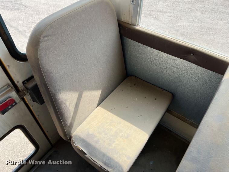 image for item IG9433 2001 International 3000  school bus