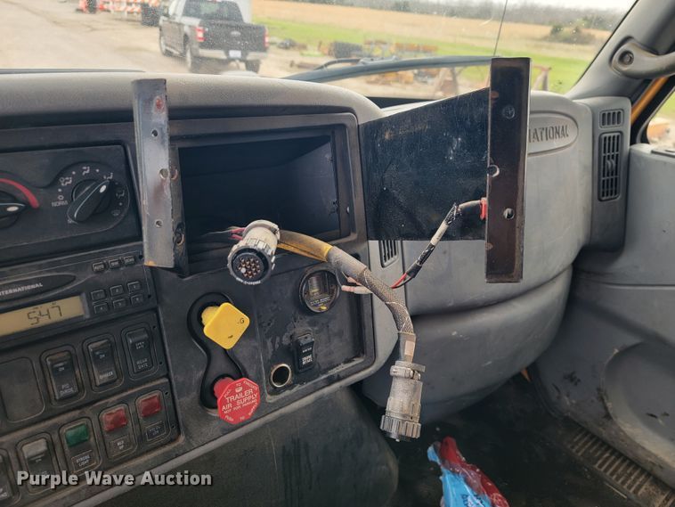 image for item JL9645 2006 International 7400  dump truck