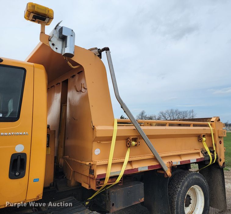 image for item JL9645 2006 International 7400  dump truck