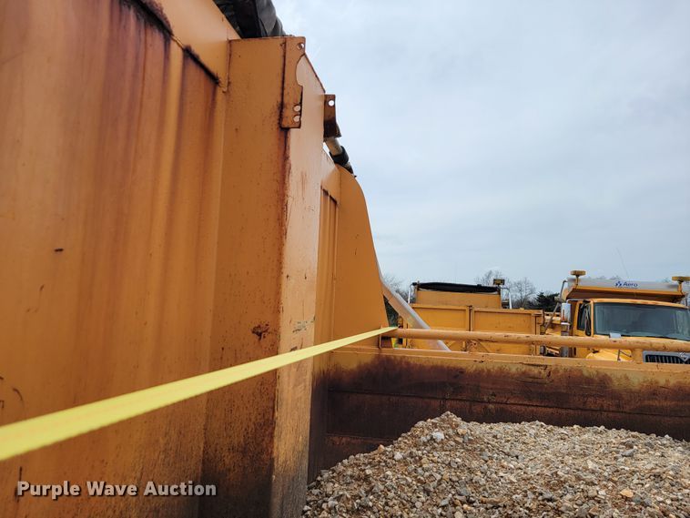 image for item JL9645 2006 International 7400  dump truck