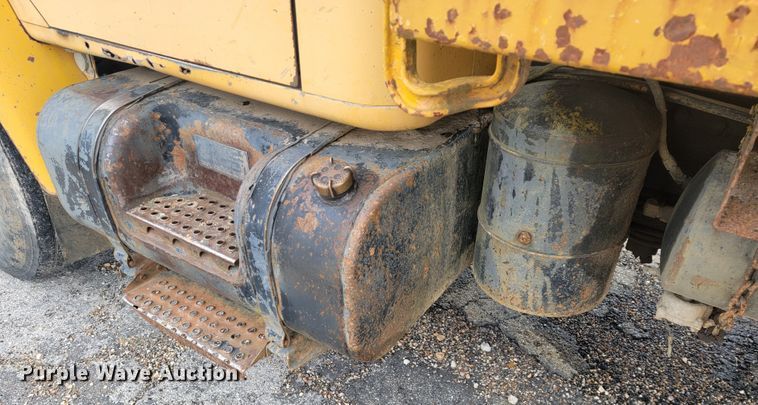 image for item JL9658 1988 International F1954  dump truck