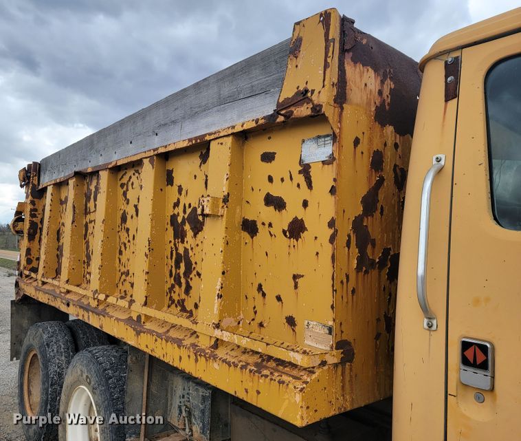 image for item JL9658 1988 International F1954  dump truck