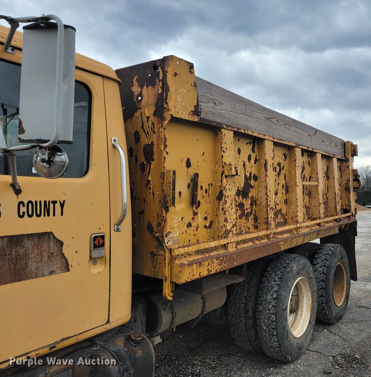 image for item JL9658 1988 International F1954  dump truck