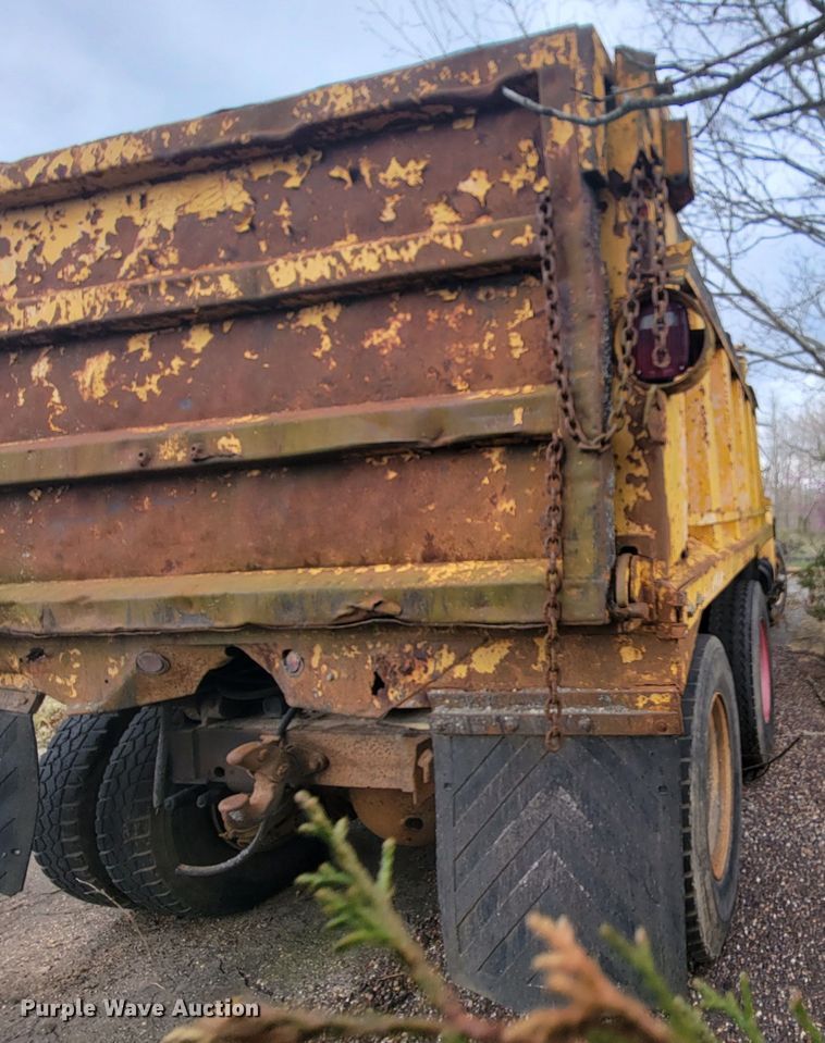 image for item JL9659 1988 International F1954  dump truck