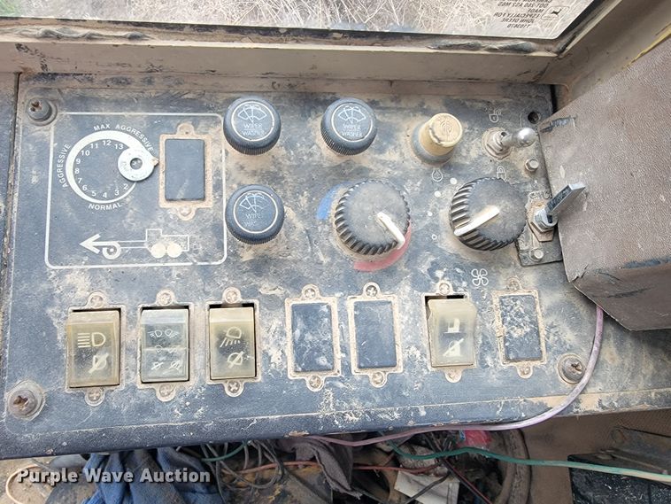 image for item JL9665 1995 John Deere 770BH  motor grader