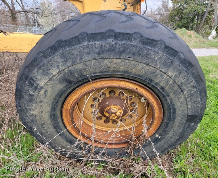 image for item JL9665 1995 John Deere 770BH  motor grader