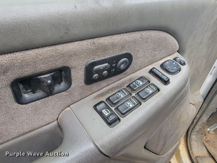 image for item JL9668 2002 Chevrolet Silverado 1500HD  Crew Cab pickup truck