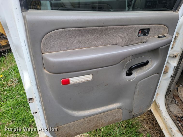 image for item JL9668 2002 Chevrolet Silverado 1500HD  Crew Cab pickup truck