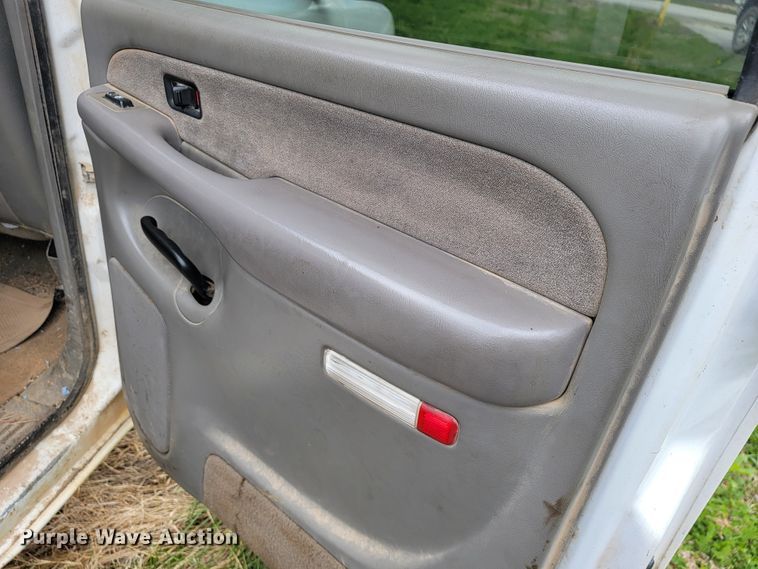 image for item JL9668 2002 Chevrolet Silverado 1500HD  Crew Cab pickup truck