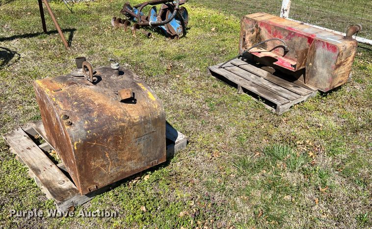 image for item JQ9033 (2) fuel tanks