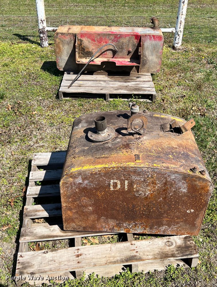 image for item JQ9033 (2) fuel tanks