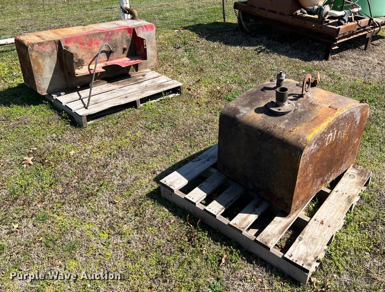 image for item JQ9033 (2) fuel tanks