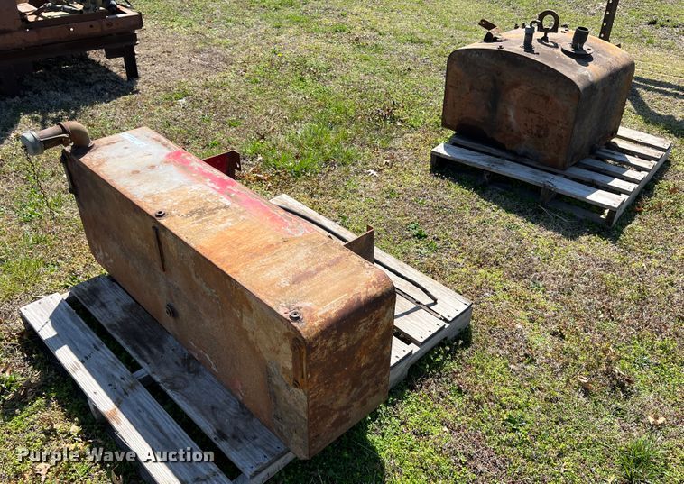 image for item JQ9033 (2) fuel tanks