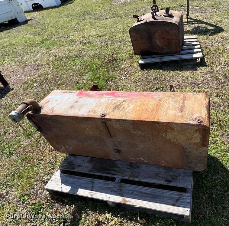 image for item JQ9033 (2) fuel tanks