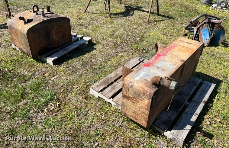 image for item JQ9033 (2) fuel tanks