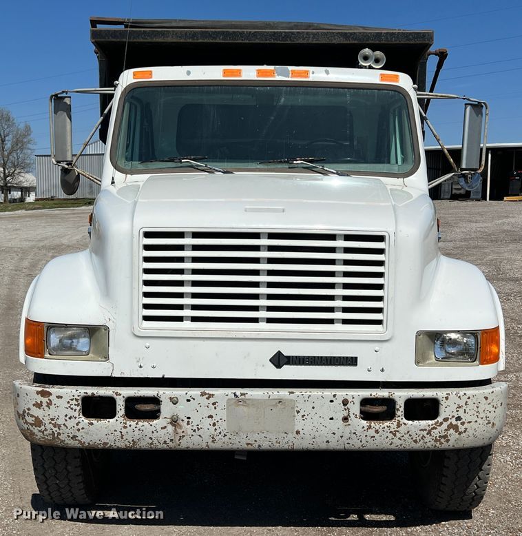 image for item JQ9040 1997 International 4900  dump truck