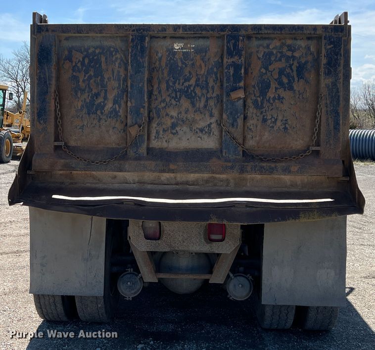 image for item JQ9040 1997 International 4900  dump truck