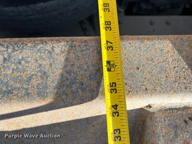 image for item JQ9040 1997 International 4900  dump truck