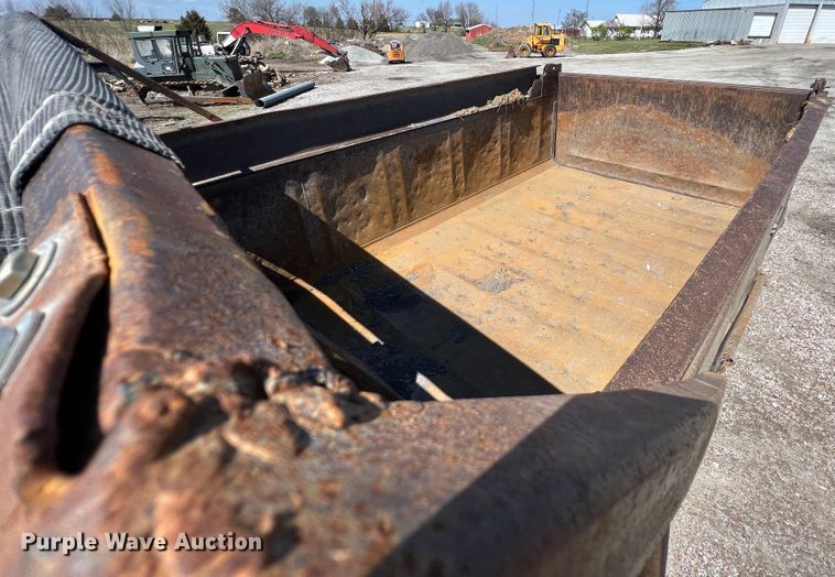 image for item JQ9040 1997 International 4900  dump truck