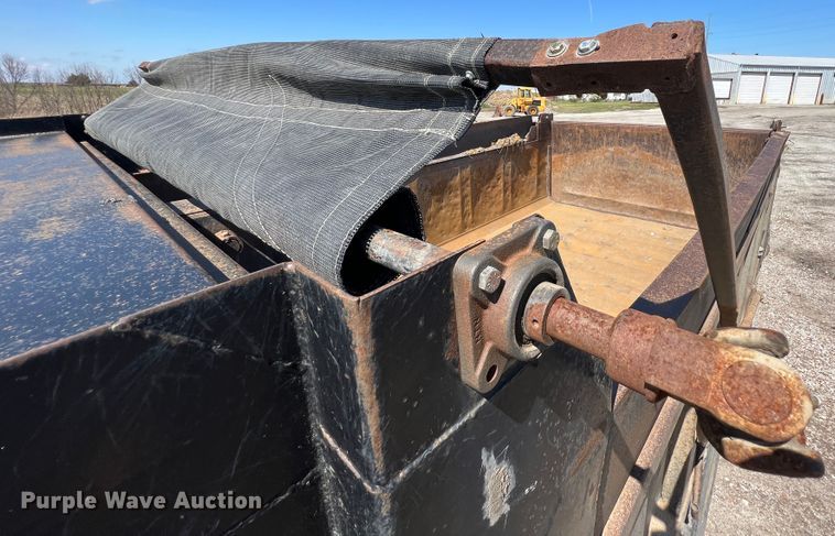 image for item JQ9040 1997 International 4900  dump truck