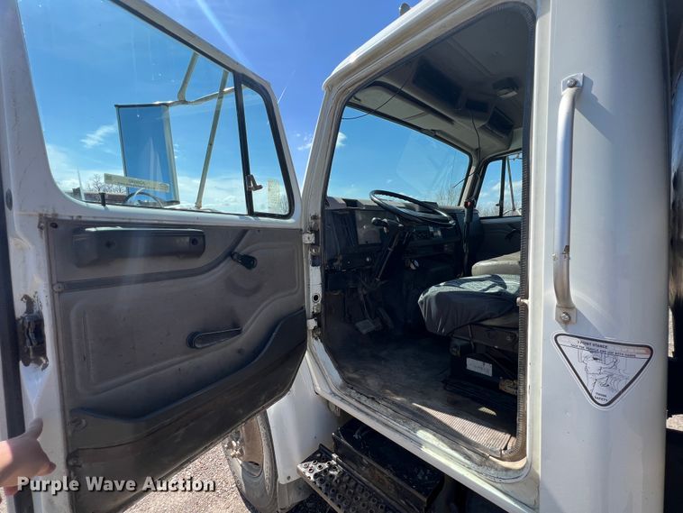 image for item JQ9040 1997 International 4900  dump truck