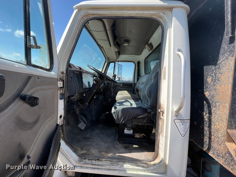 image for item JQ9040 1997 International 4900  dump truck