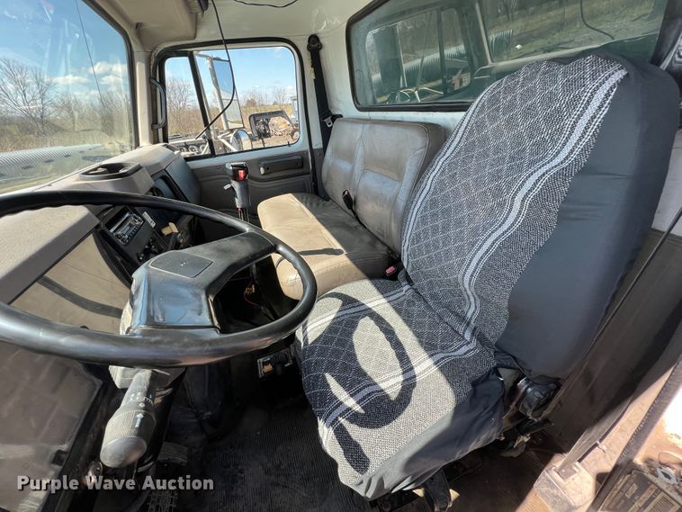 image for item JQ9040 1997 International 4900  dump truck