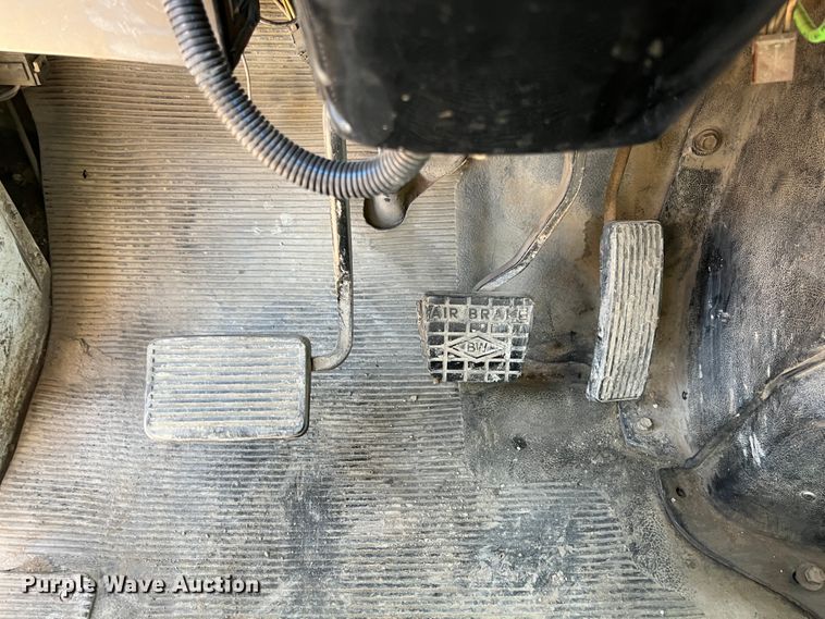 image for item JQ9040 1997 International 4900  dump truck