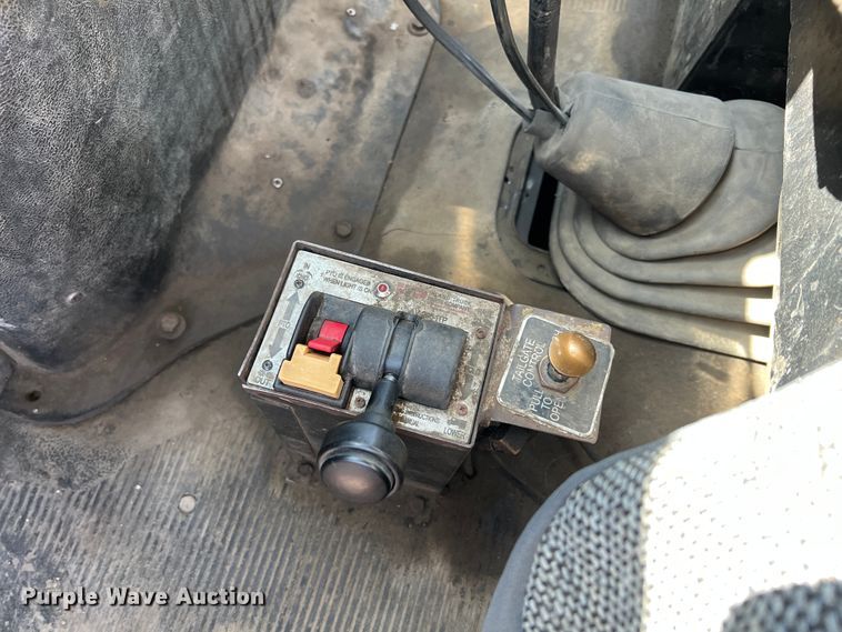 image for item JQ9040 1997 International 4900  dump truck