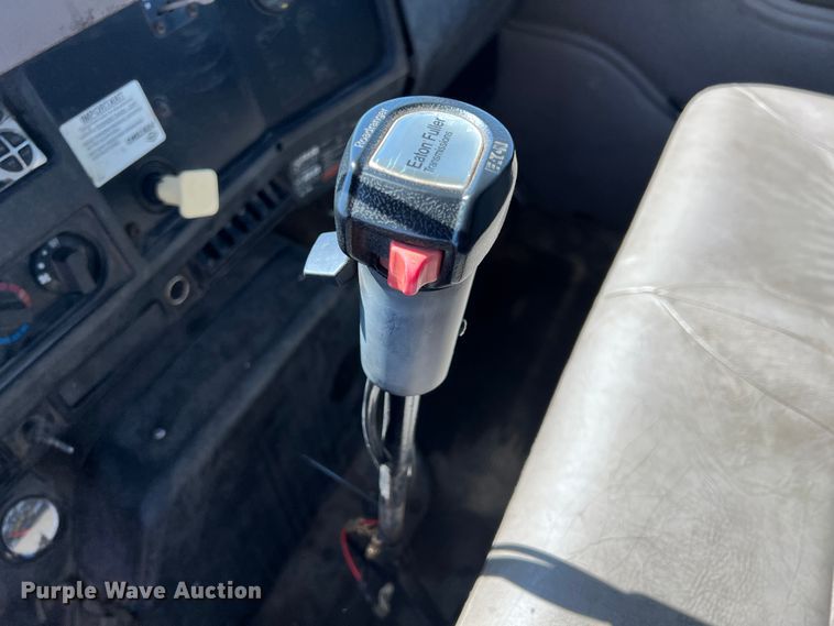 image for item JQ9040 1997 International 4900  dump truck