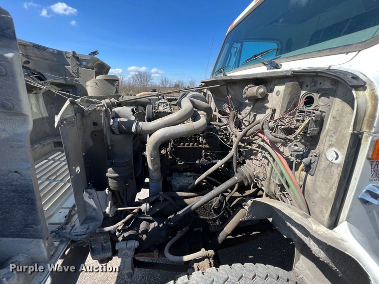 image for item JQ9040 1997 International 4900  dump truck