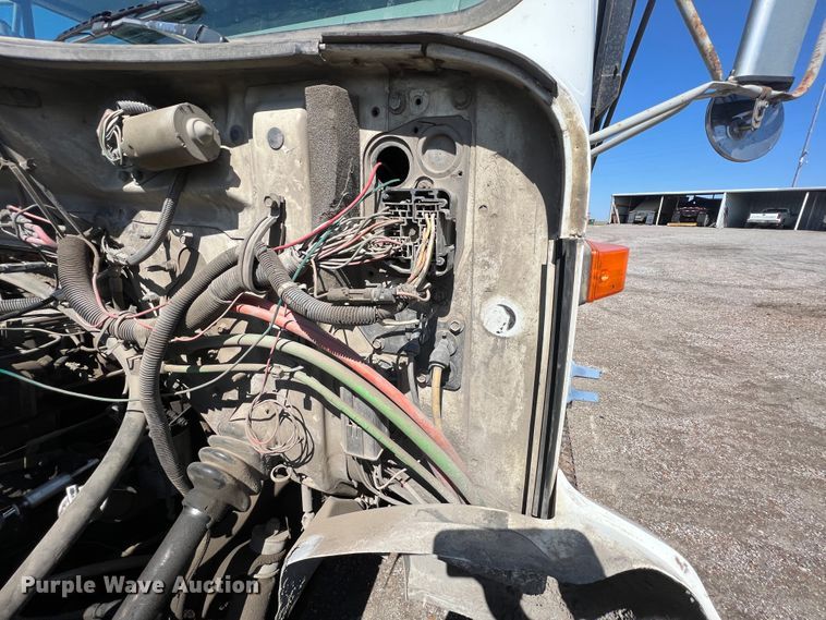 image for item JQ9040 1997 International 4900  dump truck