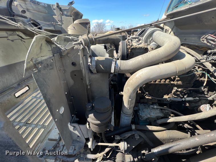 image for item JQ9040 1997 International 4900  dump truck