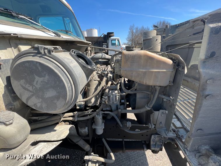 image for item JQ9040 1997 International 4900  dump truck